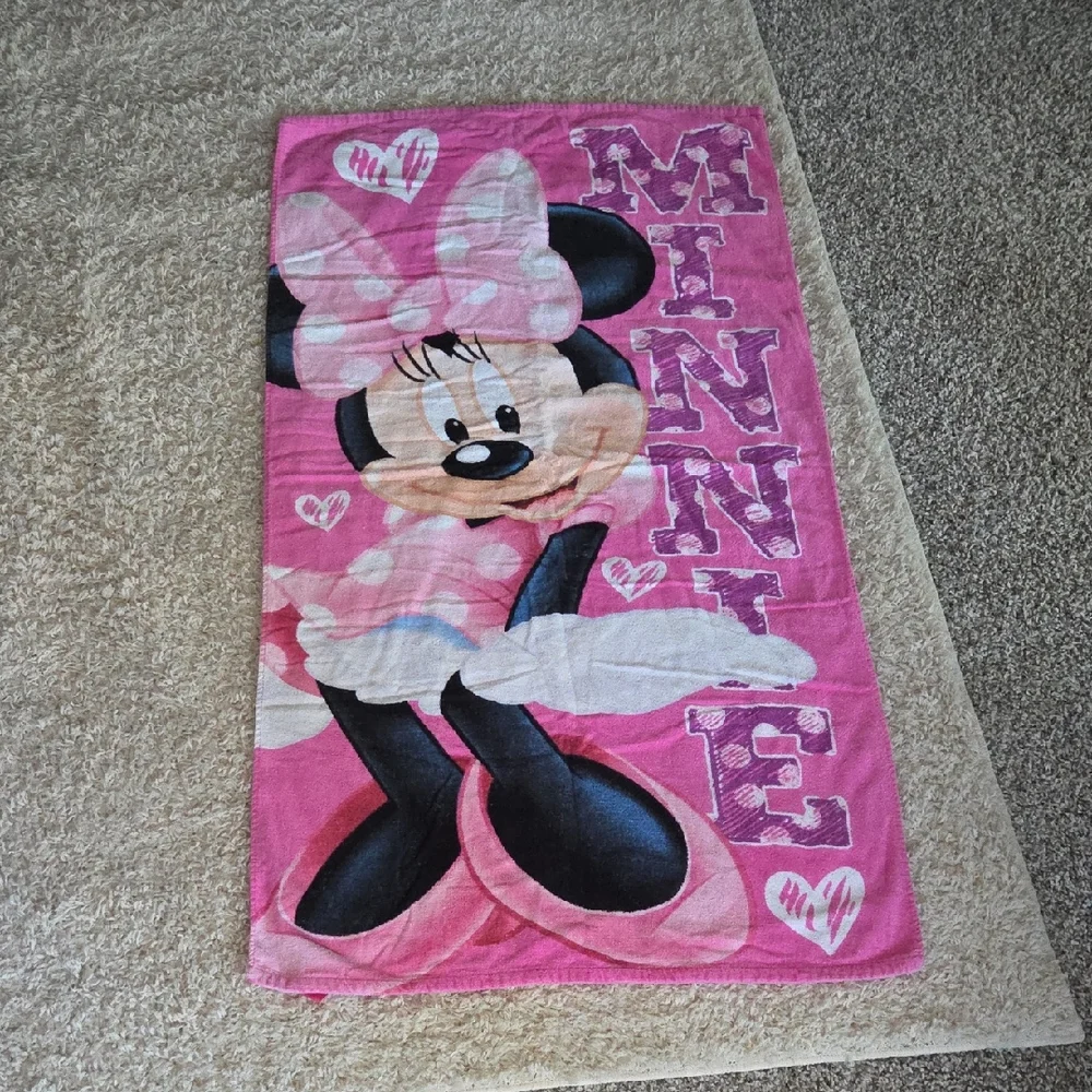 Disney Sassy Hearts Minnie Mouse Beach Towel - Pink 28